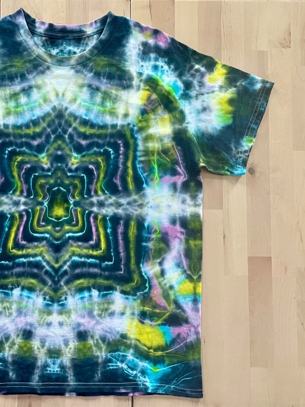 Gildan Unisex Neon Burst Mandala Tie Dye T-Shirt size Large Blue Yellow Pink - Picture 3 of 8
